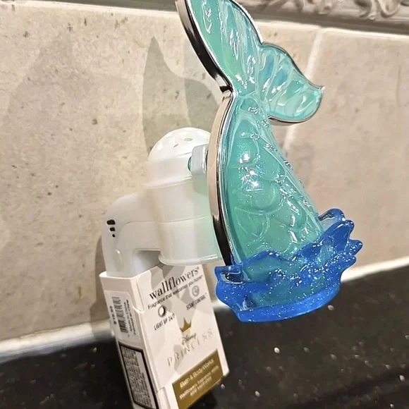 Bath & Body Works Ariel Adjustable Wallflowers Plug-in Night Light NWT - Picture 6 of 7